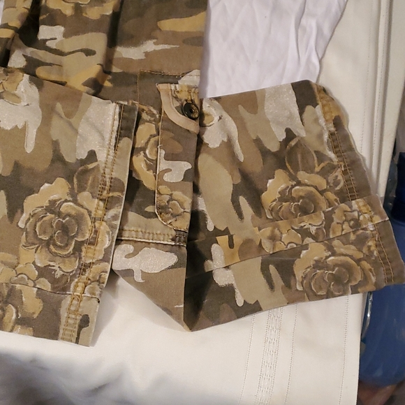 Camouflage cargo pants 8 sequins flower embroidered flap pockets childre… - Picture 7 of 9